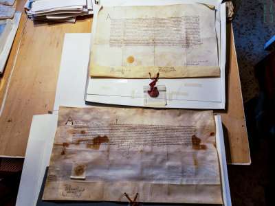 Tra le pergamene restaurate ci vengono mostrate alcune del 1456...